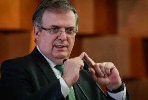 La presidenta Claudia Sheinbaum Pardo confirmó que la Secretaría Anticorrupción y Buen Gobierno (SABG) investiga si hubo irregularidades o se violó alguna norma por la estancia por seis meses del hijo de Marcelo Ebrard en la embajada de México en Reino Unido
