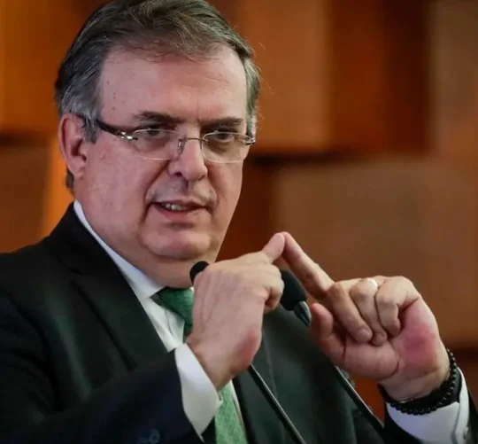 La presidenta Claudia Sheinbaum Pardo confirmó que la Secretaría Anticorrupción y Buen Gobierno (SABG) investiga si hubo irregularidades o se violó alguna norma por la estancia por seis meses del hijo de Marcelo Ebrard en la embajada de México en Reino Unido