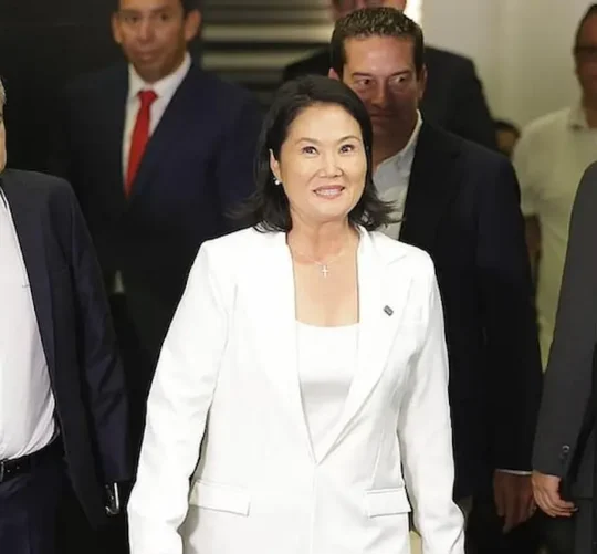 Con el récord de candidatos, los peruanos tuvieron una gama de opciones entre políticos de ‌extrema derecha e ‌izquierda, empresarios y hasta un ex comediante, que abogaban por un cambo radical en el país.