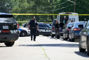 Un total de diez personas recibieron disparos durante el incidente, según el portavoz policial, Christopher Bordelon.