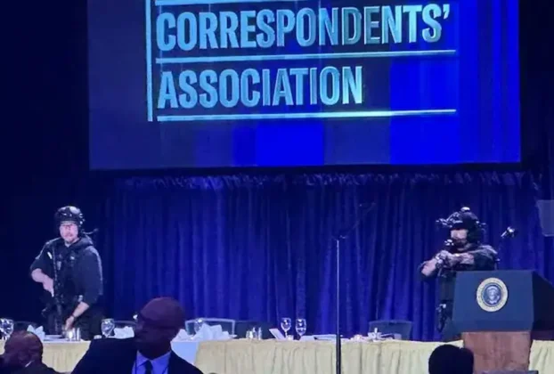 El hombre disparó con una escopeta contra un agente del Servicio Secreto en un control de seguridad del hotel Washington Hilton antes de ser reducido y detenido. Trump y la primera dama, Melania Trump, fueron evacuados rápidamente de la cena.