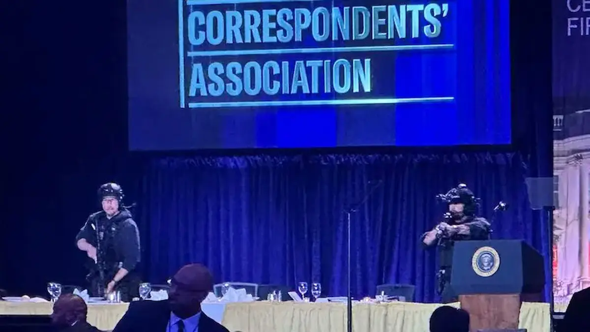 El hombre disparó con una escopeta contra un agente del Servicio Secreto en un control de seguridad del hotel Washington Hilton antes de ser reducido y detenido. Trump y la primera dama, Melania Trump, fueron evacuados rápidamente de la cena.