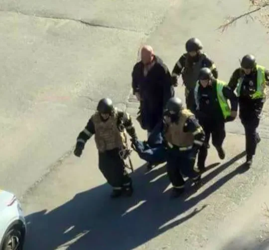 Un sujeto mató al menos a cinco personas al abrir fuego en calles de Kiev, Ucrania; el individuo fue asesinado por la policía luego de atrincherarse en un supermercado y 'tomar' rehenes.