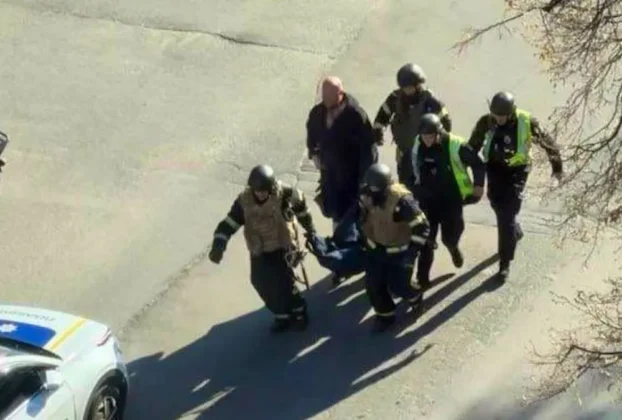 Un sujeto mató al menos a cinco personas al abrir fuego en calles de Kiev, Ucrania; el individuo fue asesinado por la policía luego de atrincherarse en un supermercado y 'tomar' rehenes.