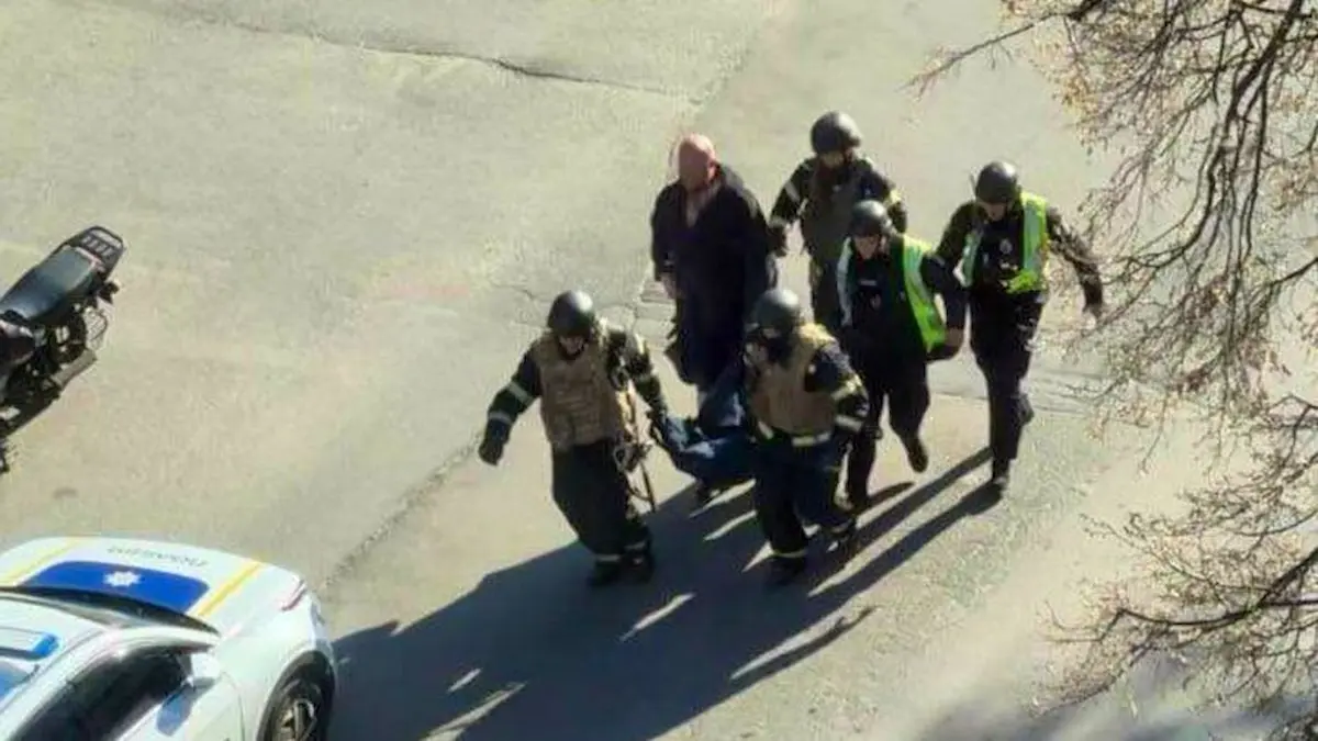 Un sujeto mató al menos a cinco personas al abrir fuego en calles de Kiev, Ucrania; el individuo fue asesinado por la policía luego de atrincherarse en un supermercado y 'tomar' rehenes.