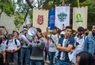 La Secretaría de Educación Pública informó que trabaja en la atención de las demandas de estudiantes del Instituto Politécnico Nacional, luego de que varios de ellos se tomaran las instalaciones de Canal Once para exigir mejoras de las condiciones académicas, de infraestructura y de gestión institucional