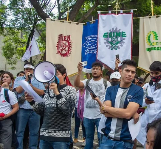La Secretaría de Educación Pública informó que trabaja en la atención de las demandas de estudiantes del Instituto Politécnico Nacional, luego de que varios de ellos se tomaran las instalaciones de Canal Once para exigir mejoras de las condiciones académicas, de infraestructura y de gestión institucional