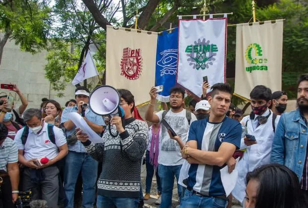 La Secretaría de Educación Pública informó que trabaja en la atención de las demandas de estudiantes del Instituto Politécnico Nacional, luego de que varios de ellos se tomaran las instalaciones de Canal Once para exigir mejoras de las condiciones académicas, de infraestructura y de gestión institucional