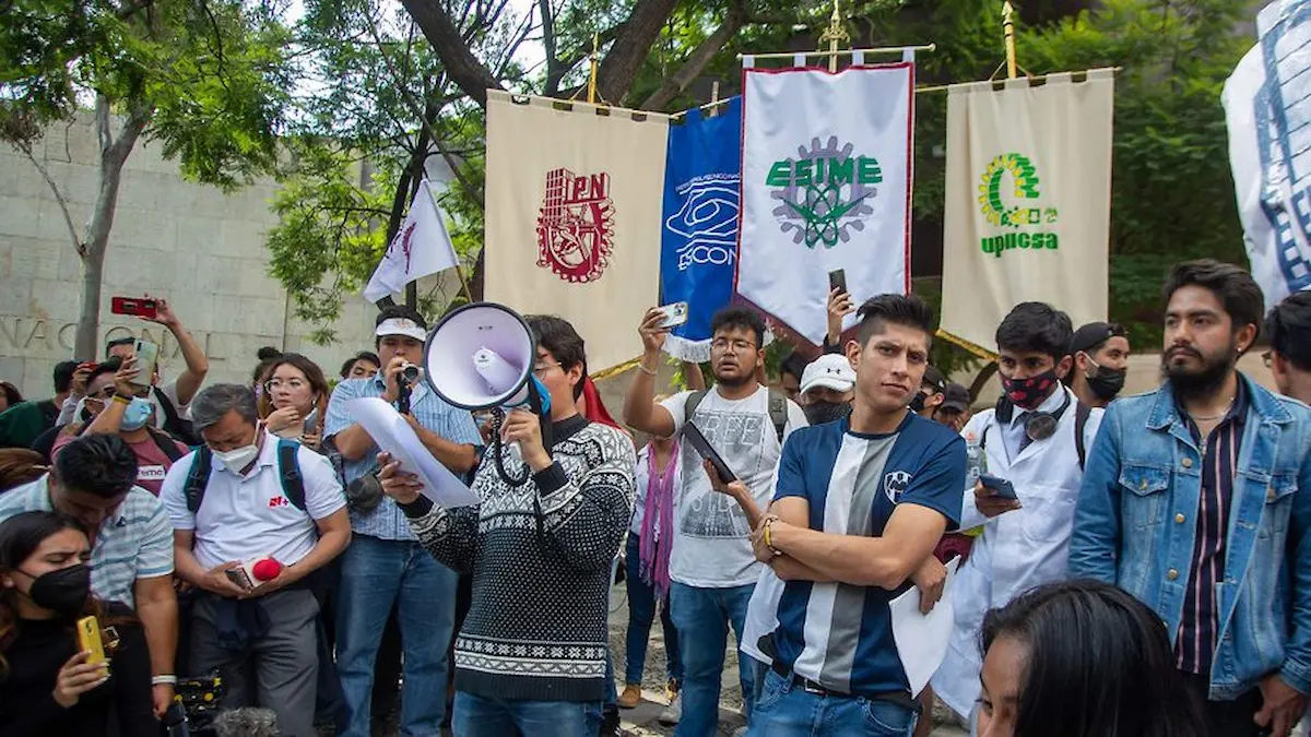 La Secretaría de Educación Pública informó que trabaja en la atención de las demandas de estudiantes del Instituto Politécnico Nacional, luego de que varios de ellos se tomaran las instalaciones de Canal Once para exigir mejoras de las condiciones académicas, de infraestructura y de gestión institucional