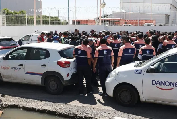 trabajadores en paro laboral en Danone y Bonafont