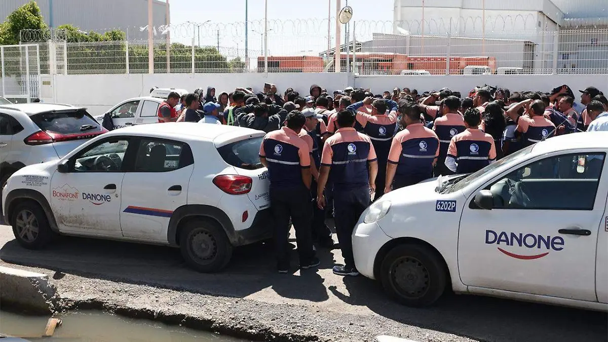 trabajadores en paro laboral en Danone y Bonafont