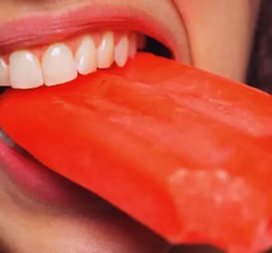 La Secretaría de Salud publicó un acuerdo mediante el cual prohíbe el uso del colorante eritrosina, también identificado como Rojo 14 o Rojo 3, en la elaboración de alimentos, bebidas y suplementos alimenticios en México.