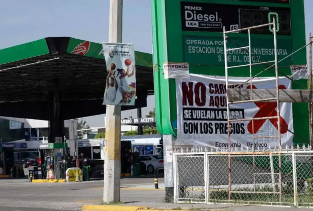 Profeco coloca lonas en gasolineras puebla