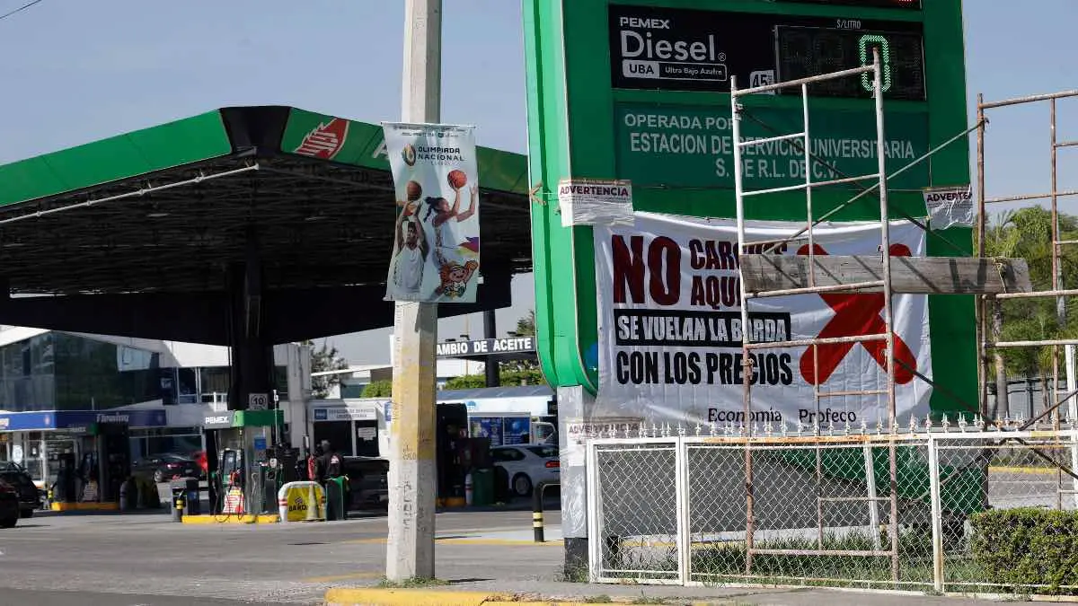 Profeco coloca lonas en gasolineras puebla