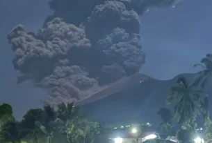 Unas 200 mil personas en 124 aldeas del noreste de Filipinas se vieron afectadas y más de 5 mil 400 huyeron de enormes columnas de ceniza expulsadas por el volcán Mayón durante el fin de semana tras el colapso de depósitos de lava en sus laderas.