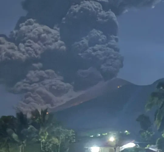 Unas 200 mil personas en 124 aldeas del noreste de Filipinas se vieron afectadas y más de 5 mil 400 huyeron de enormes columnas de ceniza expulsadas por el volcán Mayón durante el fin de semana tras el colapso de depósitos de lava en sus laderas.