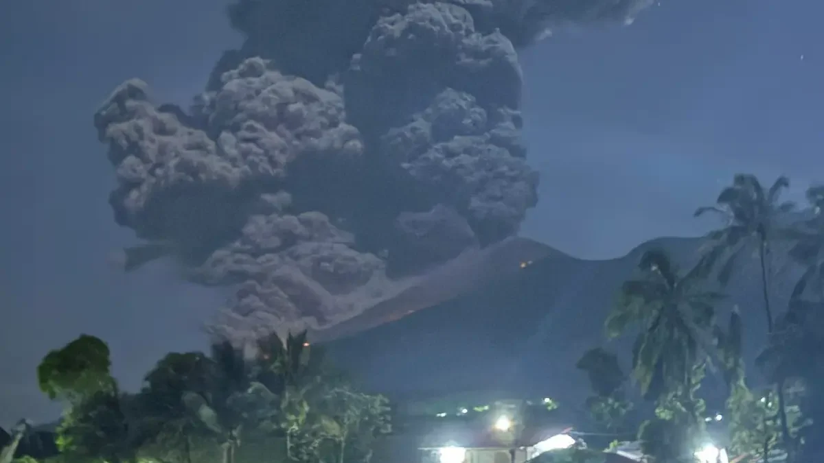 Unas 200 mil personas en 124 aldeas del noreste de Filipinas se vieron afectadas y más de 5 mil 400 huyeron de enormes columnas de ceniza expulsadas por el volcán Mayón durante el fin de semana tras el colapso de depósitos de lava en sus laderas.