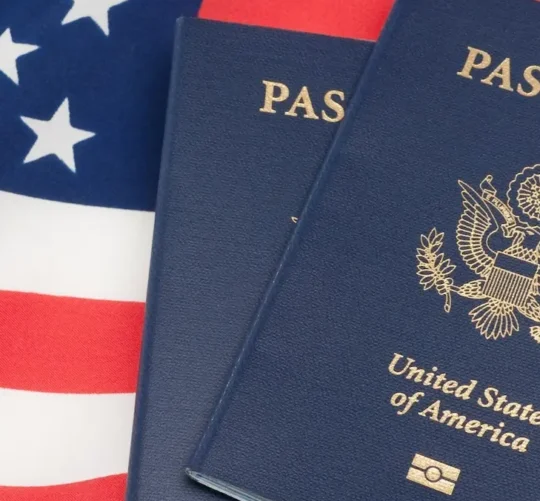 El gobierno de Estados Unidos anunció que comenzará a revocar pasaportes a personas que tengan adeudos por manutención infantil superiores a 2 mil 500 dólares.