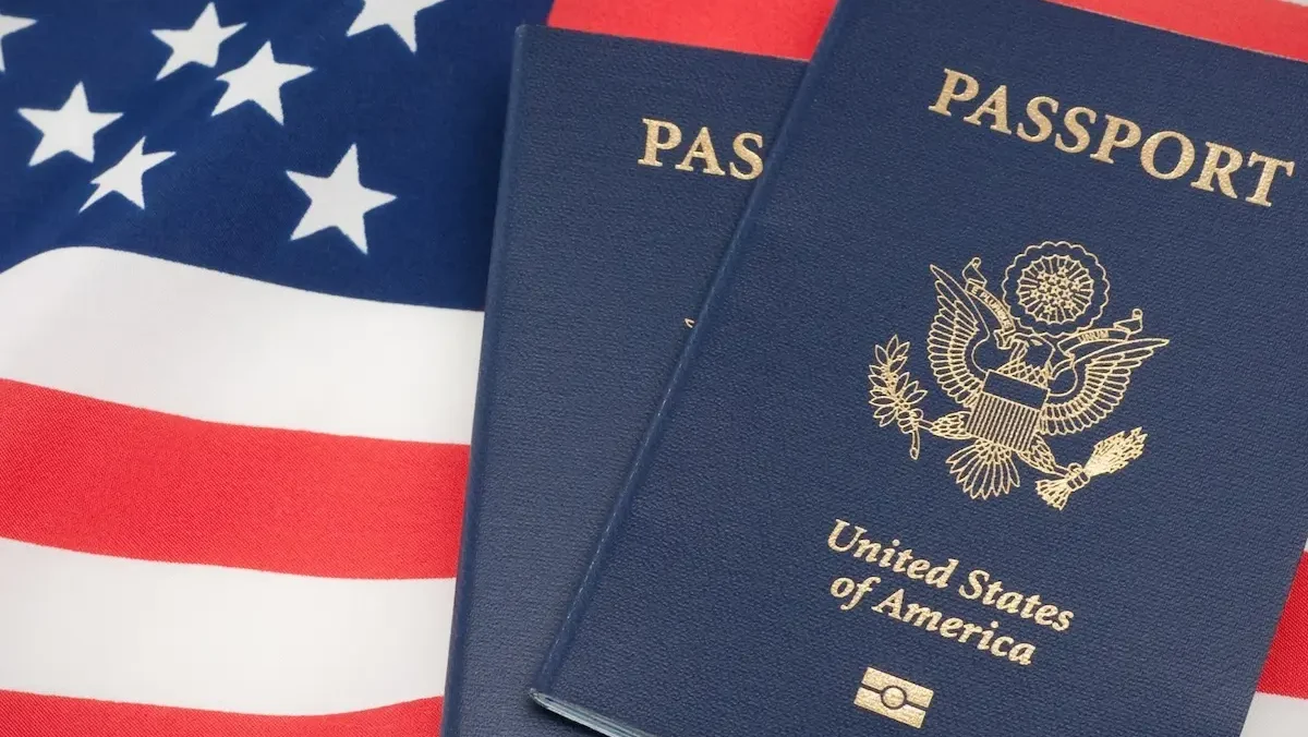 El gobierno de Estados Unidos anunció que comenzará a revocar pasaportes a personas que tengan adeudos por manutención infantil superiores a 2 mil 500 dólares.
