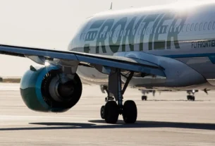 Entre los pasajeros del vuelo, "12 personas reportaron heridas leves y cinco de ellas fueron trasladadas a hospitales locales", indicó el aeropuerto.