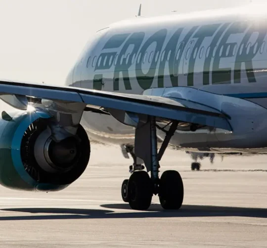 Entre los pasajeros del vuelo, "12 personas reportaron heridas leves y cinco de ellas fueron trasladadas a hospitales locales", indicó el aeropuerto.