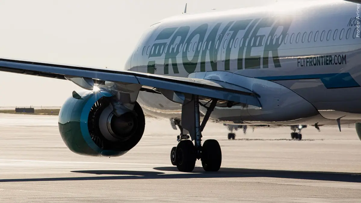 Entre los pasajeros del vuelo, "12 personas reportaron heridas leves y cinco de ellas fueron trasladadas a hospitales locales", indicó el aeropuerto.