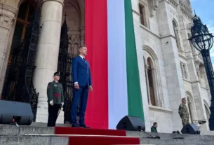 Magyar llegó al Parlamento para tomar posesión del cargo, poniendo fin a los 16 años de gobierno autocrático de Viktor Orbán
