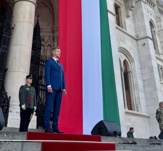 Magyar llegó al Parlamento para tomar posesión del cargo, poniendo fin a los 16 años de gobierno autocrático de Viktor Orbán