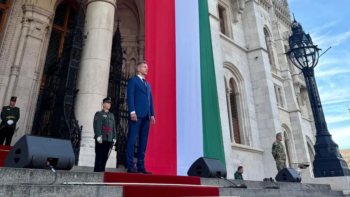 Magyar llegó al Parlamento para tomar posesión del cargo, poniendo fin a los 16 años de gobierno autocrático de Viktor Orbán