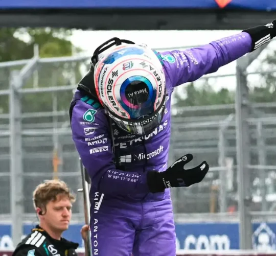 Antonelli, de 19 años, el líder más joven de la historia superó a los McLaren del británico Lando Norris, vigente campeón, y del australiano Oscar Piastri
