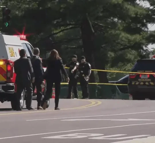 El incidente se produjo cuando agentes de paisano del Servicio Secreto que patrullaban el perímetro exterior del complejo presidencial detectaron a un sospechoso que parecía portar un arma de fuego