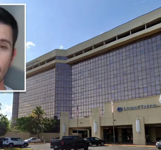 Cuando el personal de seguridad del hotel indicó a la policía el piso en el que se encontraba el hombre, los oficiales subieron y lo hallaron al final del pasillo, masturbándose.