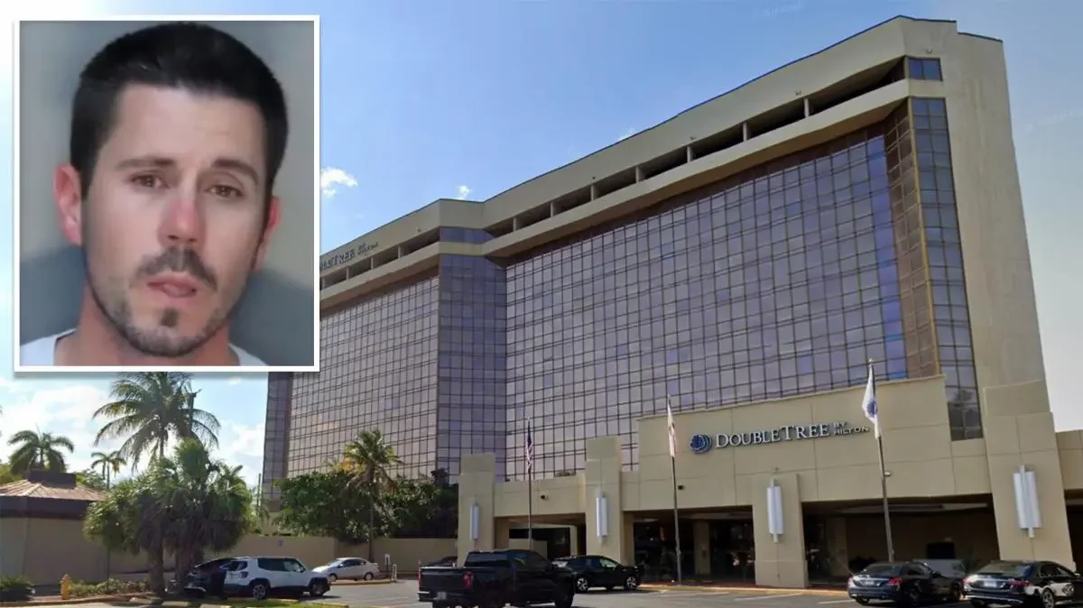 Cuando el personal de seguridad del hotel indicó a la policía el piso en el que se encontraba el hombre, los oficiales subieron y lo hallaron al final del pasillo, masturbándose.