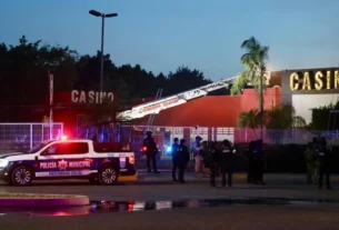 Un incendio ocurrido en el casino Tropicana, ubicado en el sector Tres Ríos de Culiacán, Sinaloa, dejó como saldo una mujer fallecida, dos personas lesionadas y al menos 40 desalojados.