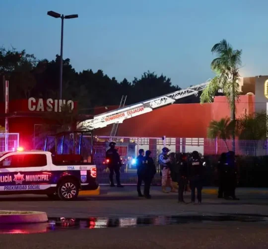 Un incendio ocurrido en el casino Tropicana, ubicado en el sector Tres Ríos de Culiacán, Sinaloa, dejó como saldo una mujer fallecida, dos personas lesionadas y al menos 40 desalojados.