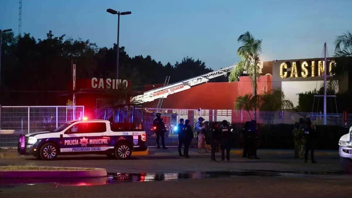 Un incendio ocurrido en el casino Tropicana, ubicado en el sector Tres Ríos de Culiacán, Sinaloa, dejó como saldo una mujer fallecida, dos personas lesionadas y al menos 40 desalojados.