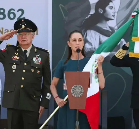 La mandataria mexicana recalcó “a esos que buscan la intervención extranjera en México, a los que hoy se vanaglorian y defienden la injerencia, a los que aplauden a las televisoras extranjeras cuando hablan mal de México (…), quienes buscan el apoyo externo por no tener apoyo popular en nuestro país están destinados a la derrota”.