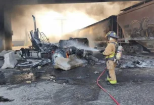 Primeros informes señalan que la pipa trató de ganarle el paso al tren, pero fue impactada. Pronto se alzó una columna de humo, visible a kilómetros de distancia.