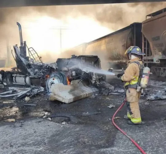Primeros informes señalan que la pipa trató de ganarle el paso al tren, pero fue impactada. Pronto se alzó una columna de humo, visible a kilómetros de distancia.