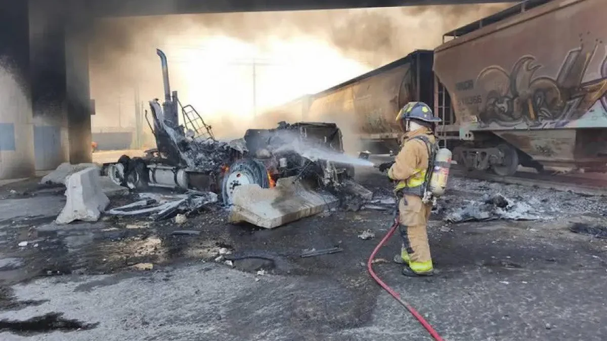 Primeros informes señalan que la pipa trató de ganarle el paso al tren, pero fue impactada. Pronto se alzó una columna de humo, visible a kilómetros de distancia.