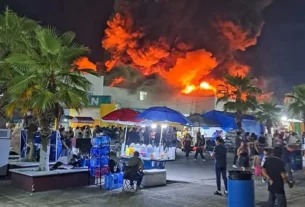 La tragedia alcanzó la Feria 2026 en Tabasco luego de que un incendio consumiera durante la madrugada del jueves la Nave 1 del Parque Tabasco “Dora María”, dejando un saldo de cinco personas fallecidas