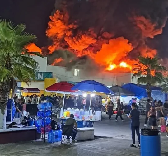 La tragedia alcanzó la Feria 2026 en Tabasco luego de que un incendio consumiera durante la madrugada del jueves la Nave 1 del Parque Tabasco “Dora María”, dejando un saldo de cinco personas fallecidas