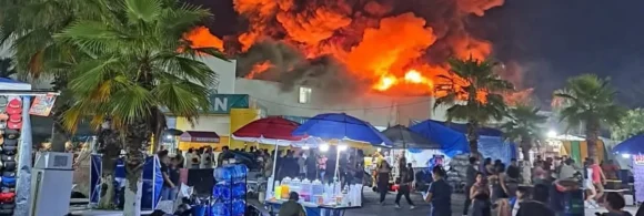 La tragedia alcanzó la Feria 2026 en Tabasco luego de que un incendio consumiera durante la madrugada del jueves la Nave 1 del Parque Tabasco “Dora María”, dejando un saldo de cinco personas fallecidas