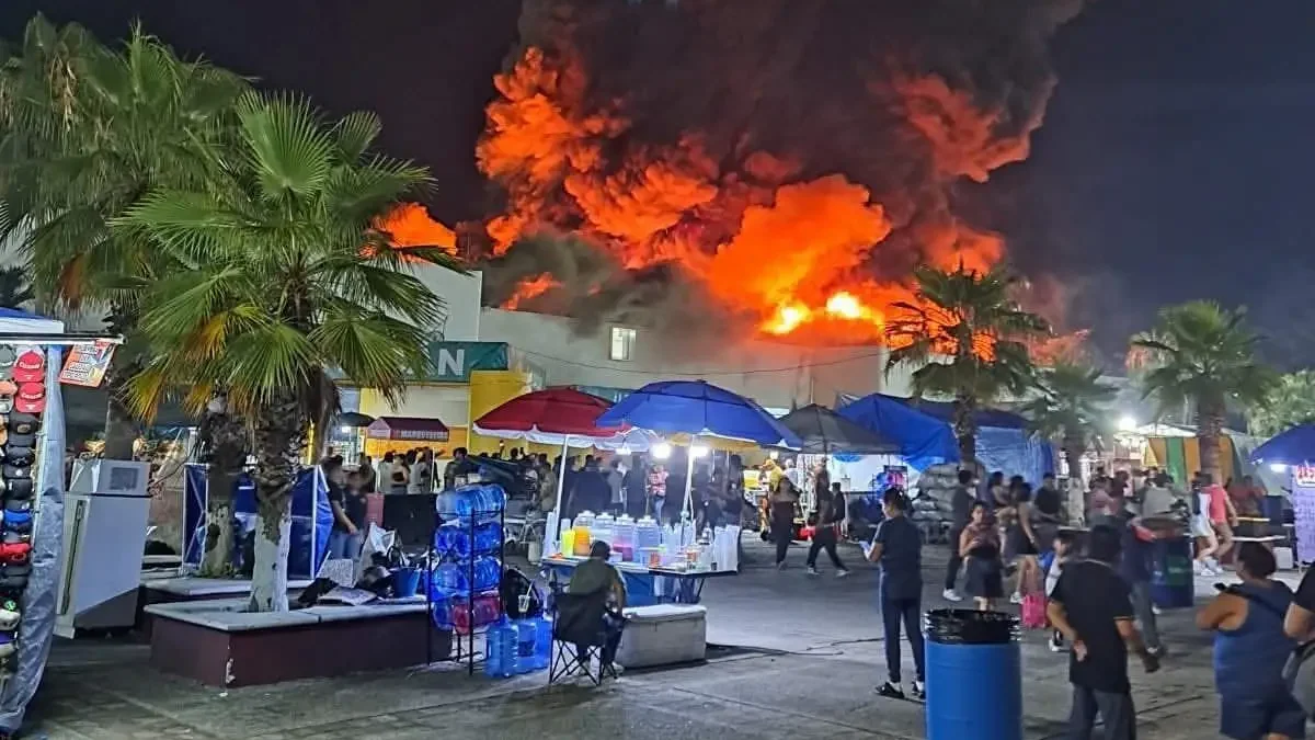 La tragedia alcanzó la Feria 2026 en Tabasco luego de que un incendio consumiera durante la madrugada del jueves la Nave 1 del Parque Tabasco “Dora María”, dejando un saldo de cinco personas fallecidas