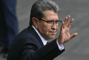 Monreal comparó el objetivo de las iniciativas con antecedentes internacionales que muestran el riesgo de que actores externos influyan en procesos electorales mediante financiamiento, campañas de desinformación, ataques cibernéticos o presiones diplomáticas.