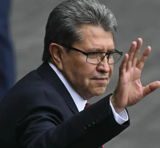 Monreal comparó el objetivo de las iniciativas con antecedentes internacionales que muestran el riesgo de que actores externos influyan en procesos electorales mediante financiamiento, campañas de desinformación, ataques cibernéticos o presiones diplomáticas.