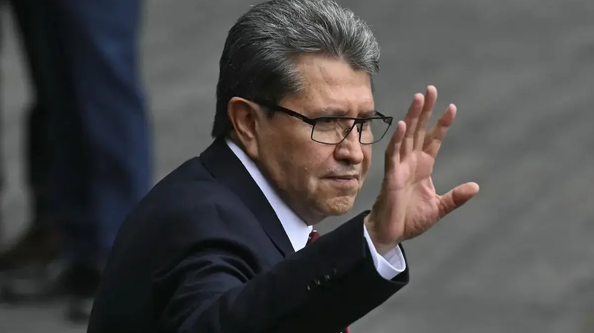 Monreal comparó el objetivo de las iniciativas con antecedentes internacionales que muestran el riesgo de que actores externos influyan en procesos electorales mediante financiamiento, campañas de desinformación, ataques cibernéticos o presiones diplomáticas.