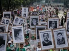 El informe aborda los esfuerzos que realizan personas, familias y colectivos que buscan a sus seres queridos, y que luchan por verdad y justicia, a quienes reconoce su ardua labor.
