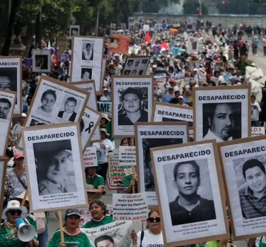 El informe aborda los esfuerzos que realizan personas, familias y colectivos que buscan a sus seres queridos, y que luchan por verdad y justicia, a quienes reconoce su ardua labor.