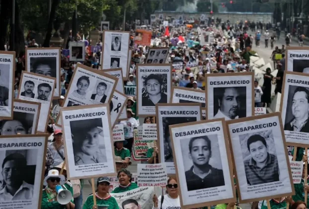 El informe aborda los esfuerzos que realizan personas, familias y colectivos que buscan a sus seres queridos, y que luchan por verdad y justicia, a quienes reconoce su ardua labor.